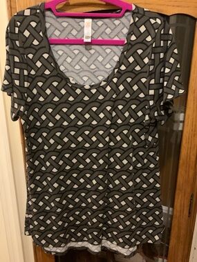 Lularoe Women's Short Sleeve Scoop Neck Top in Black & Gray